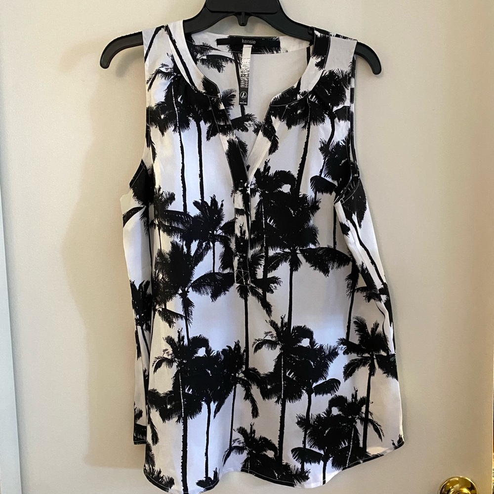 Kensie black and white Palm Tree Print Sleeveless Top. Size L.